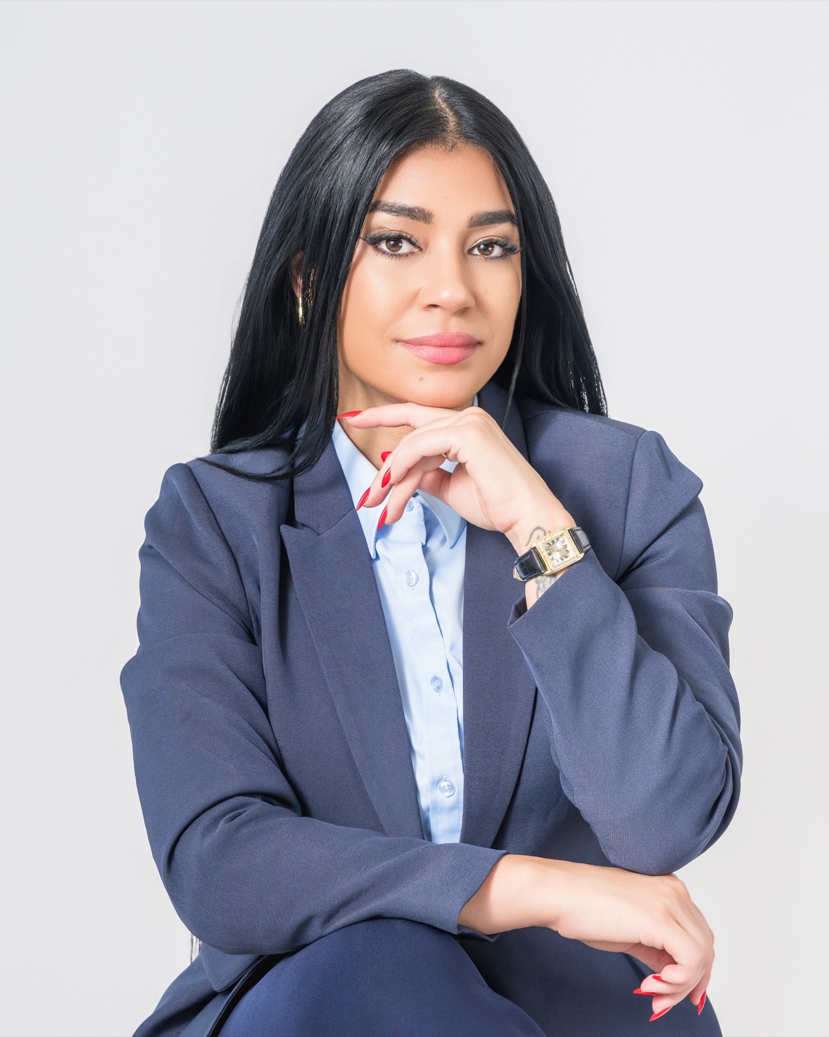 Executive headshot, businesswoman in navy suit seated with confident look — Austin corporate & LinkedIn headshots